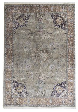 635.  Alfombra en seda decorada con animales y flores sobre campo