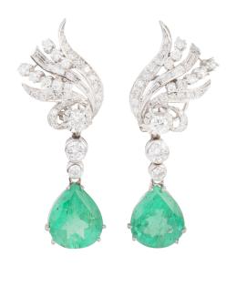 305.  Pendientes largos con perillas de esmeraldas, colgantes de abanicos de brillantes y diamantes baguette