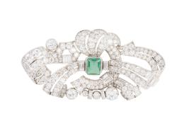 264.  Broche de brillantes y diamantes talla baguette con diseño de cintas entrelazadas y esmeralda central