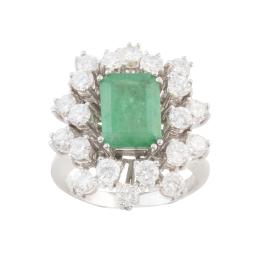 269.  Sortija con esmeralda de talla esmeralda, con doble orla de brillantes engastados en garras a diferentes alturas