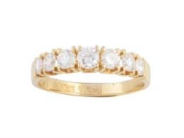 290.  Sortija media alianza de brillantes de tamaño en aumento hacia el centro