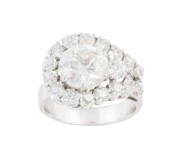 333.  Sortija con brillante central de 1,75 ct y brillantes, que componen marco asimétrico en forma de gota