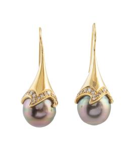 220.  Pendientes largos con perlas Tahití, con capuchón de oro co