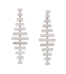 296.  Pendientes largos de brillantes SALVINI con diseño de espina, compuesto por barritas de brillantes articuladas de tamaño creciente hacia la parte central