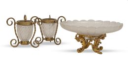 1240.  Lote de centro de mesa de cristal y bronce y dos vasos de cristal tallado montados en bronce.Francia, h. 1900.