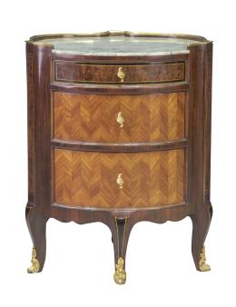 1188.  Pequeña cómoda de madera de palo de rosa, palo de violeta y madera de raíz y tapa de mármol y bronce aplicado.Francia, S. XX.