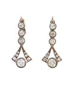 26.  Pendientes largos de pp. S. XX  de brillantes de talla antigua, trio de brillantes en chatón del que pende triángulo de brillantes 