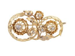 42.  Broche de pp. S. XX con motivos vegetales y tres centros de flores con diamantes talla rosa