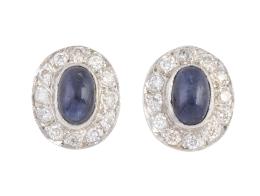 68.  Pendientes ovales con cabuchón de zafiro orlado de brillantes