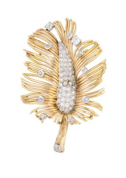 82.  Broche pluma años 40 cuajado de diamantes de talla rosa y chatones de brillantes de talla antigua