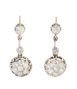 37.  Pendientes largos con rosetón de brillantes que pende de do