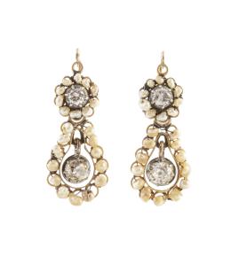 22.  Pendientes largos S. XIX con dos centros de brillantes de t