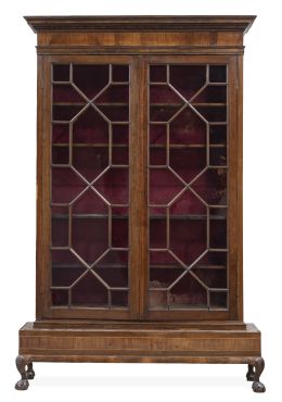 1357.  Librería de madera de caoba y cristal con formas geométricas.Inglaterra, S. XIX.