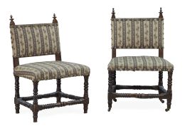 1076.  Pareja de sillas de estrado de madera tallada y torneada.Trabajo español, principios del S. XVIII.