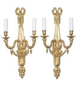 1292.  Pareja de apliques de estilo Luis XVI de bronce dorado de dos brazos de luz.Francia, S. XIX.