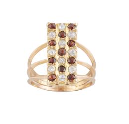 30.  Sortija lanzadera portuguesa de pp. S. XX con rectángulo de brillantes de talla antigua y granates en damero