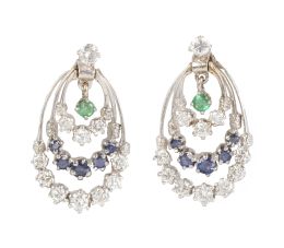 66.  Pendientes ovales de brillantes y zafiros en arcos colgantes, con esmeralda central superior