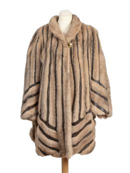 358.  Chaqueta vintage 3/4 en piel de visón beige y gris oscuro