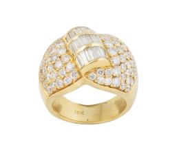 158.  Sortija ancha con frente gallonado de pavé de brillantes y tres bandas centrales de brillantes talla baguette