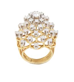 277.  Sortija años 60 con diseño de gran cúpula de brillantes, engastados en garras a diferentes alturas