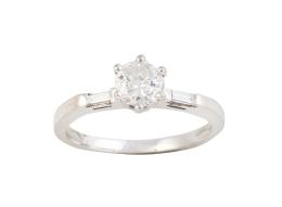 105.  Solitario oro blanco con diamante 0, 55 ct aprox. flaqueado por dos diamantes talla baguette