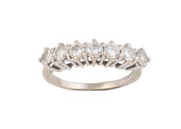 106.  Sortija media alianza con siete brillantes engastados en garras elevadas 