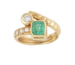 96.  Sortija tu y yo con esmeralda, chatón de brillante y brillantes decorando uno de los brazos de la montura