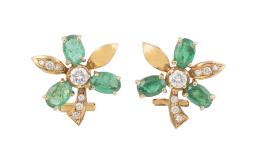 93.  Pendientes flor con brillantes y tres esmeraldas ovales