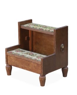 738.  Escalera de estilo regencia de madera, tapizada en "petit-point" y argollas de bronce con forma de león.Inglaterra, S. XX.