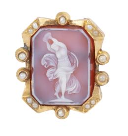 18.  Broche S. XIX con camafeo de dama en ágata bicolor, en marco con roléos y perlas finas