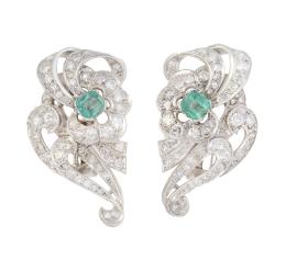 122.  Pendientes de brillantes y esmeraldas c. 1940 con diseño floral combinado con cintas entrelazadas
