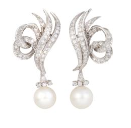 134.  Pendientes largos años 50 con perlas colgantes de cintas anudadas de brillantes 