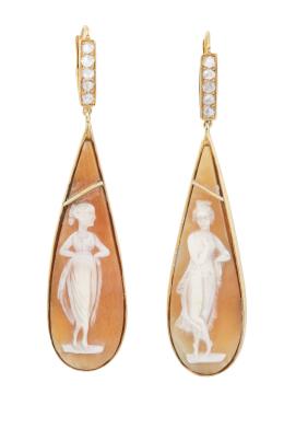 13.  Pendientes largos S. XIX con camafeo de dama clásica en forma de gota, que pende de barrita de diamantes