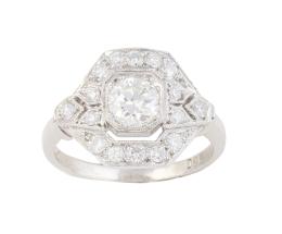 267.  Sortija hexagonal de brillantes estilo Art-Decó, con brillante central de 0,55 ct aprox rodeado de brillantes