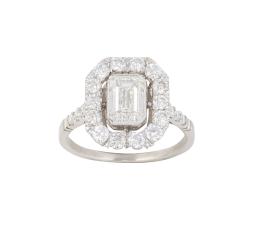 407.  Sortija con diamante central talla esmeralda de 1,20 ct, color estimado J y grado de pureza VS2, rodeado por marco de brillantes