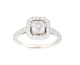 337.  Sortija octogonal con brillante central talla esmeralda cuadrada de 0,71 ct color estimado J y grado de pureza VS2, con orla de brillantes y brillantes en los brazos de la montura