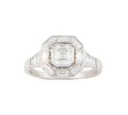 310.  Sortija octogonal con brillante central de 0,77 ct, color estimado I y grado de pureza SI2, orlado de diamantes talla baguette, y con tríos de baguettes en los brazos de la montura