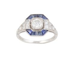 116.  Sortija octogonal estilo Art-Decó, con brillante central de 0,50 ct aprox. orlado de zafiros, y flanqueado por pareja de diamantes talla baguette