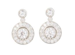 100.  Pendientes ojo de perdiz de brillantes, con brillante central de 0,50 ct que pende de pareja de chatones de brillantes, con el superior de mayor tamaño