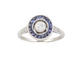 121.  Sortija ojo de perdiz, con chatón de brillante central de 0,25 ct orlado de zafiros de talla francesa
