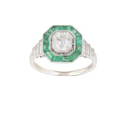 336.  Sortija estilo Art-Decó con brillante central de 0,95 ct, orlado de esmeraldas talla baguette en marco octogonal, flanqueado por trío de brillantes talla baguette dispuestos de forma escalonada