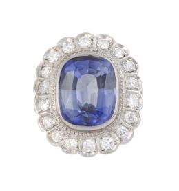 102.  Sortija c.1930 con zafiro sintético oval, en marco lobulado