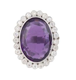 103.  Sortija c.1930 con gran amatista oval orlada de chatones de brillantes