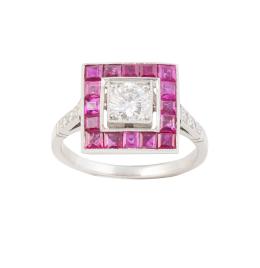 110.  Sortija cuadrangular con brillante central de 0,50 ct aprox. orlado de rubíes calibrados