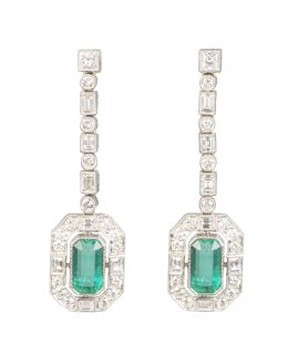335.  Pendientes largos estilo Art-Decó con esmeraldas orladas de