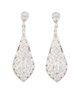 110.  Pendientes de brillantes con diseño de lágrima de brillantes, con decoración de finas líneas caladas y diamante en navette central