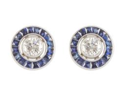 114.  Pendientes ojos de perdiz con brillante central de 0,30 ct aprox. orlado de zafiros calibrados