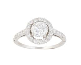 121.  Sortija ojo de perdiz estilo Art-Decó con brillante central de 0,90 ct orlado de brillantes, con brillantes en los brazos de la montura