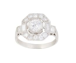 306.  Sortija de brillantes estilo Art-Decó con brillante central de 0,55 ct en marco hexagonal flanqueado por dos brillantes talla baguette