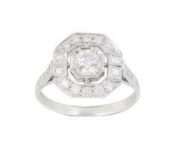 129.  Sortija con brillante central de 0,46 ct aprox. orlada de brillantes en marco hexagonal, flanqueado por dos diamantes talla baguette